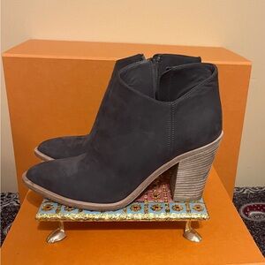 Vince Easton Boots Women's 38.5 / 8.5 Gray Nubuck Pointed Toe Heel Ankle Booties